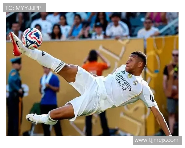 哪个足球明星的发型独特小辫子引发球迷热议和模仿潮流